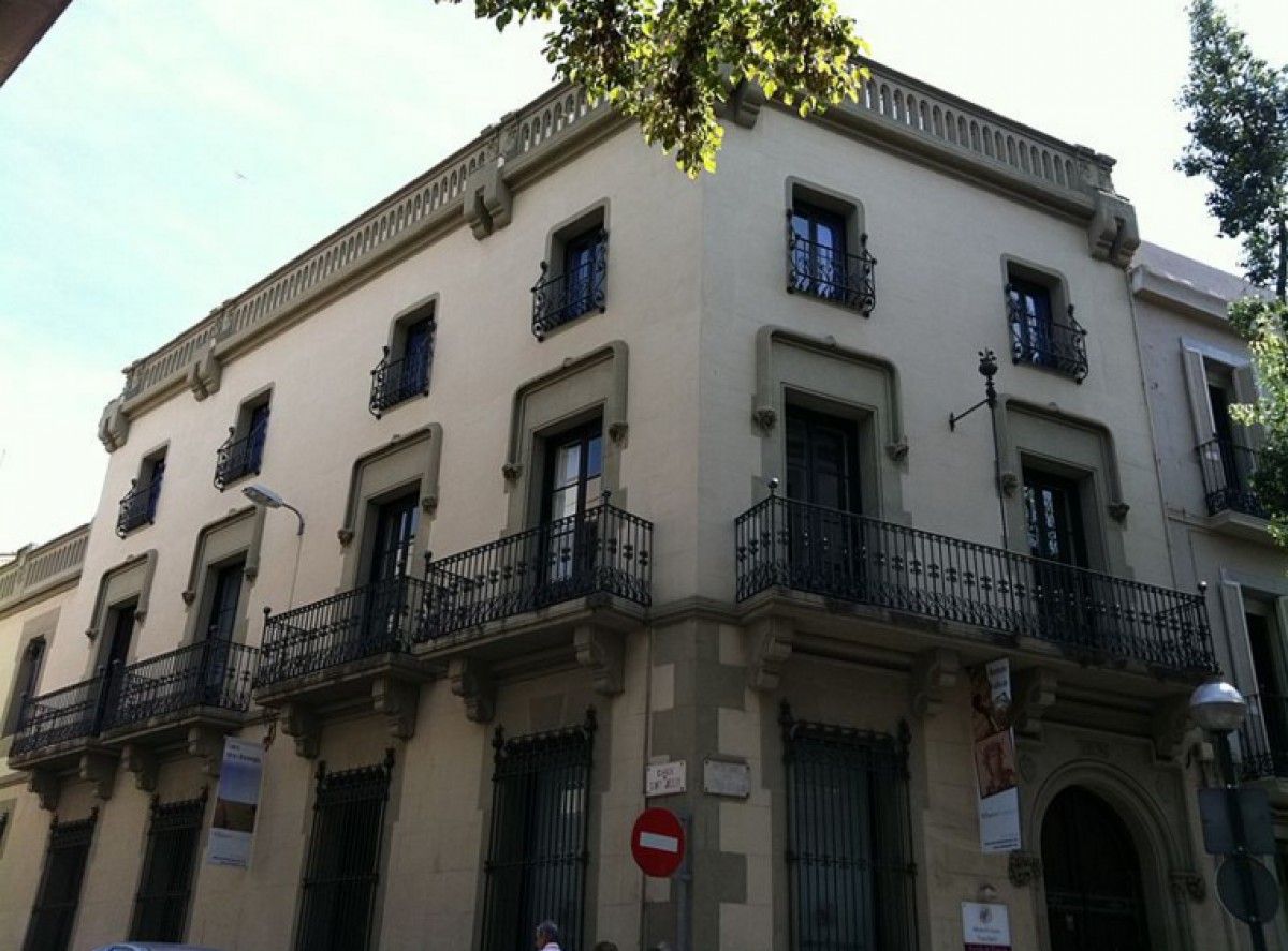 Façana de la Casa Taulé, seu fins fa poc de l'Aliança Francesa de Sabadell