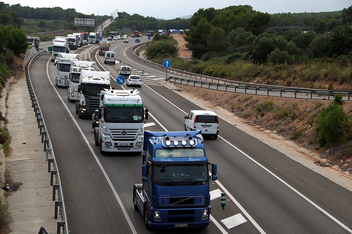 Camions durant una marxa lenta a l'N-340