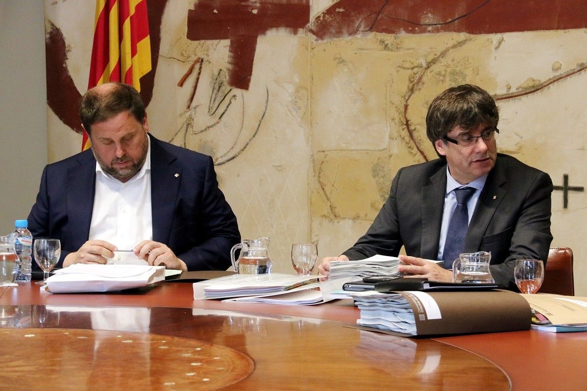 Carles Puigdemont i Oriol Junqueras, durant la reunió del Govern de l'1 d'agost