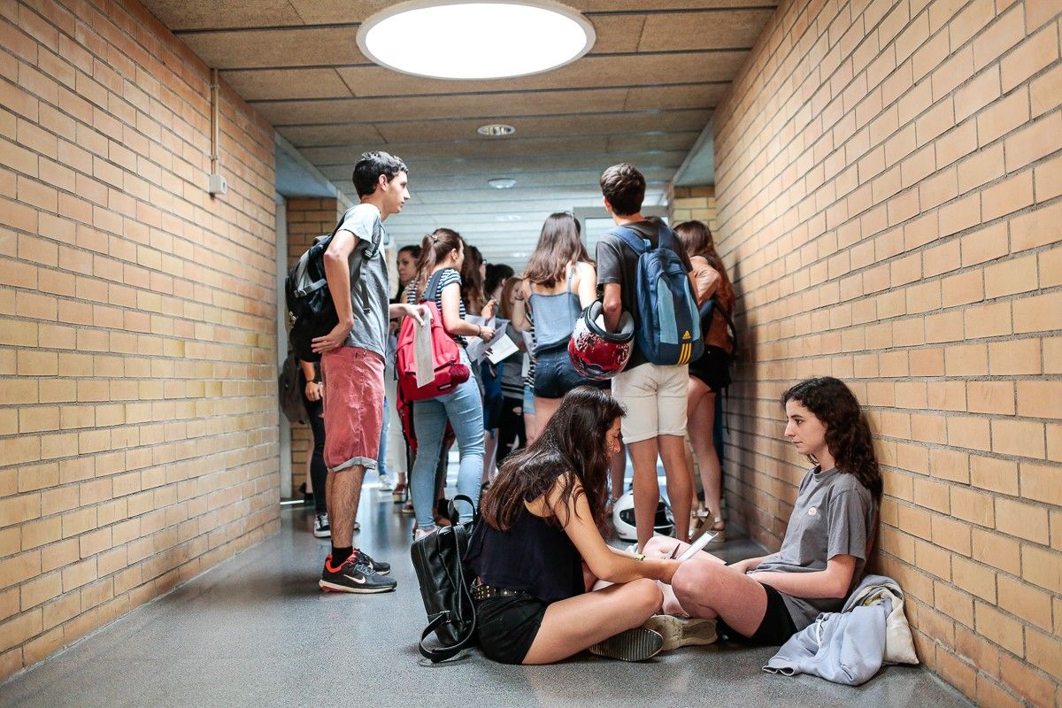 Estudiants esperant per fer un examen de selectivitat a Olot