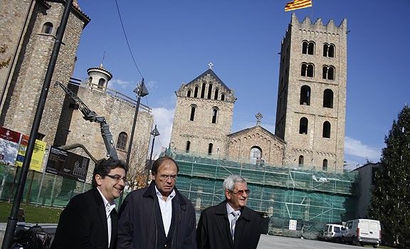 Enric Millo, amb Pío García Escudero i Manuel Belda, a davant del Monestir.