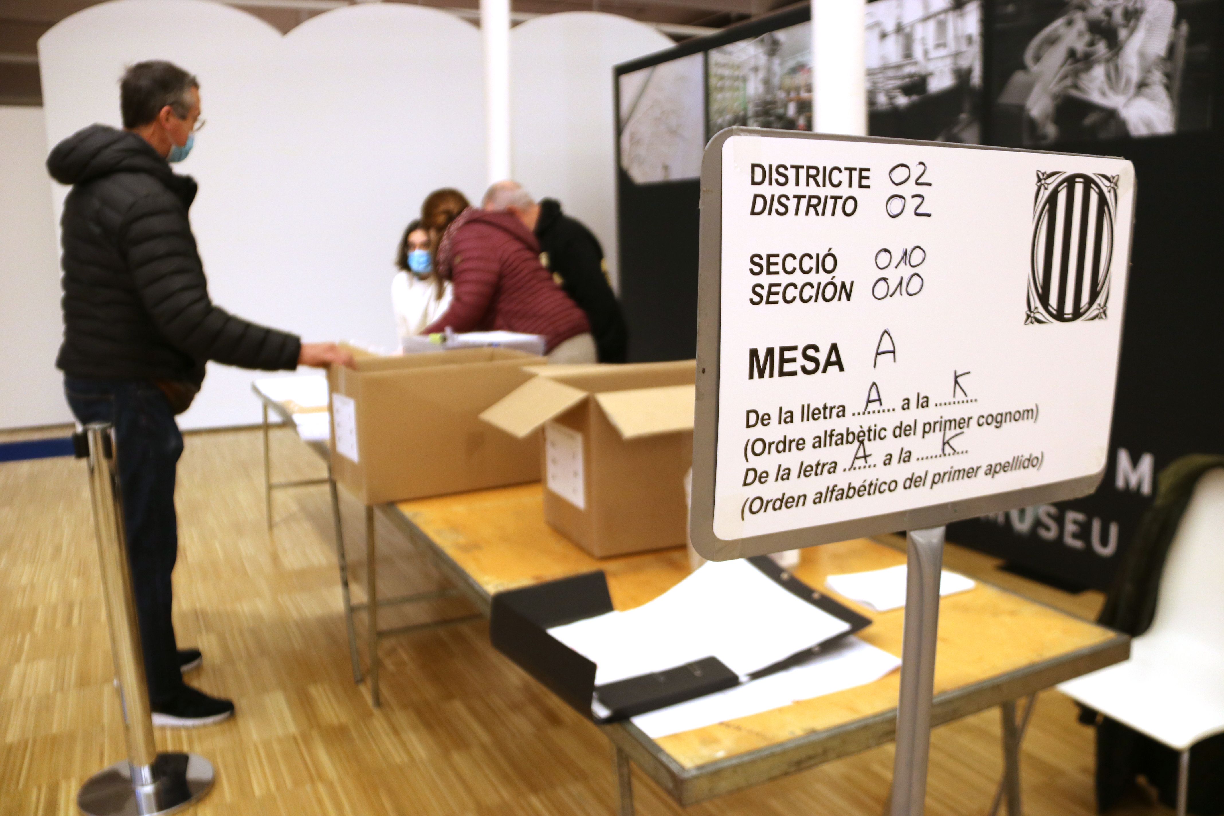 Una mesa electoral del Museu de Can Marfà de Mataró, en una imatge de les eleccions al Parlament del 2021