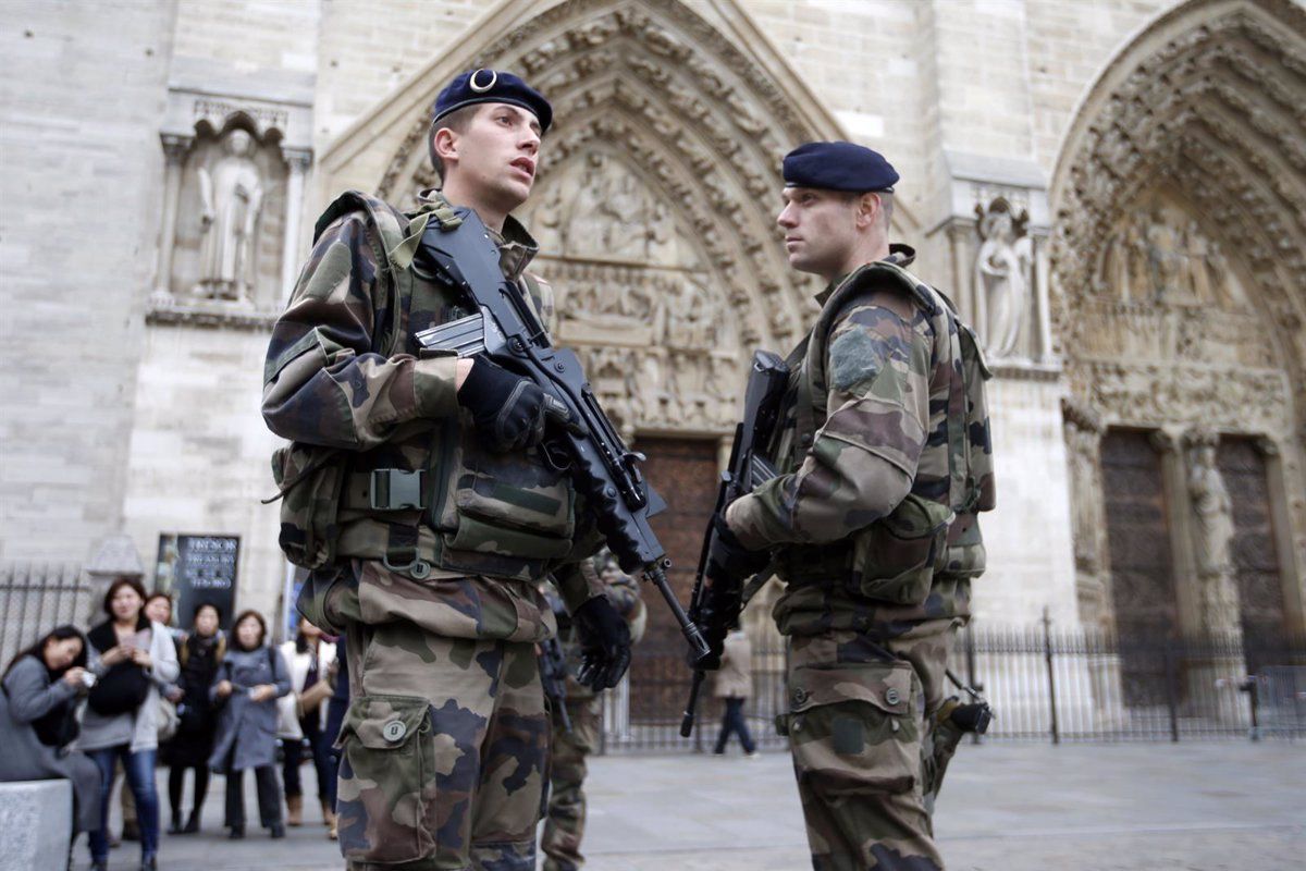 Dos soldats protegeixen la zona de Notre Dame a París