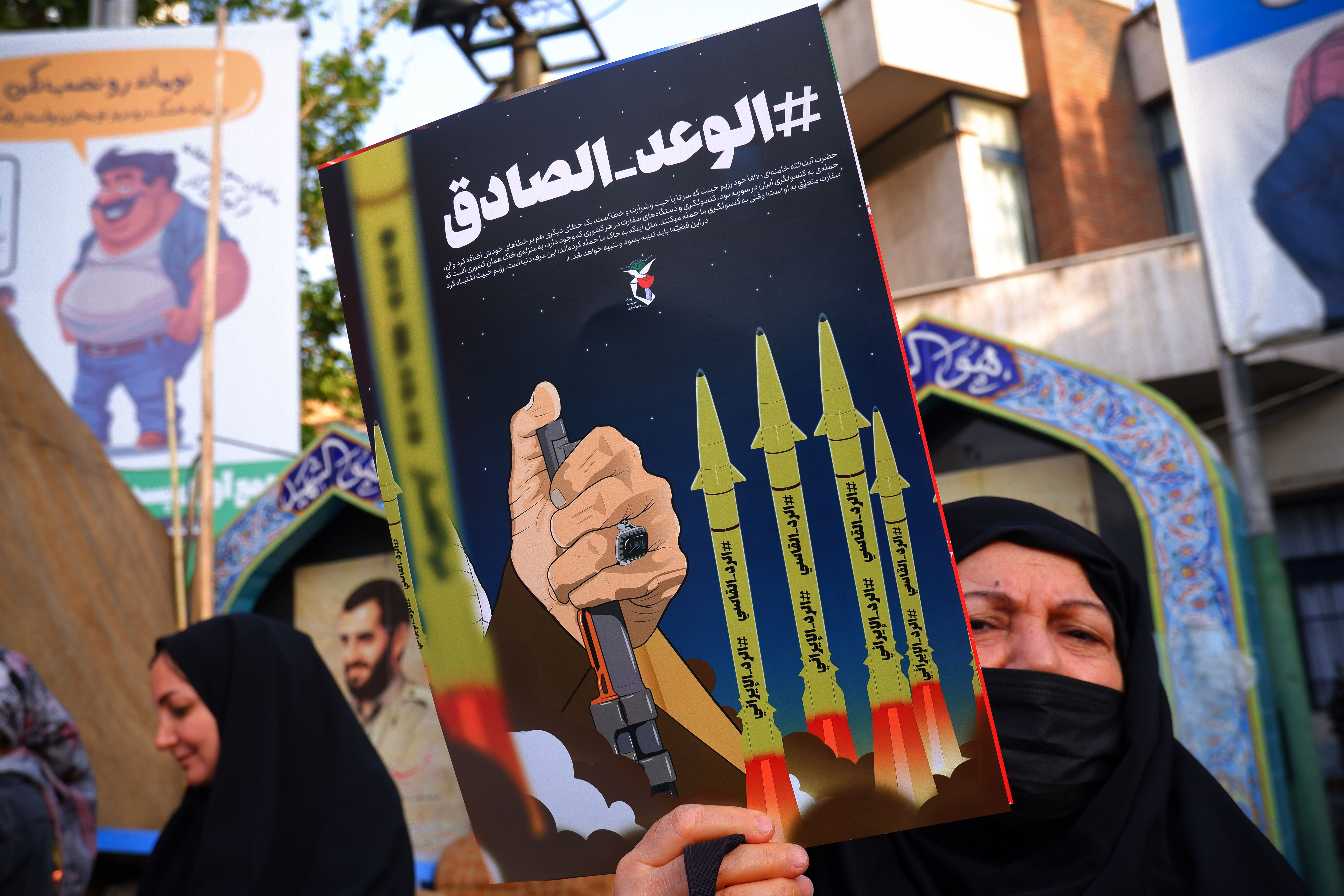 Una dona iraniana sosté un cartell antiisraelià al carrer Palestina del centre de Teheran.