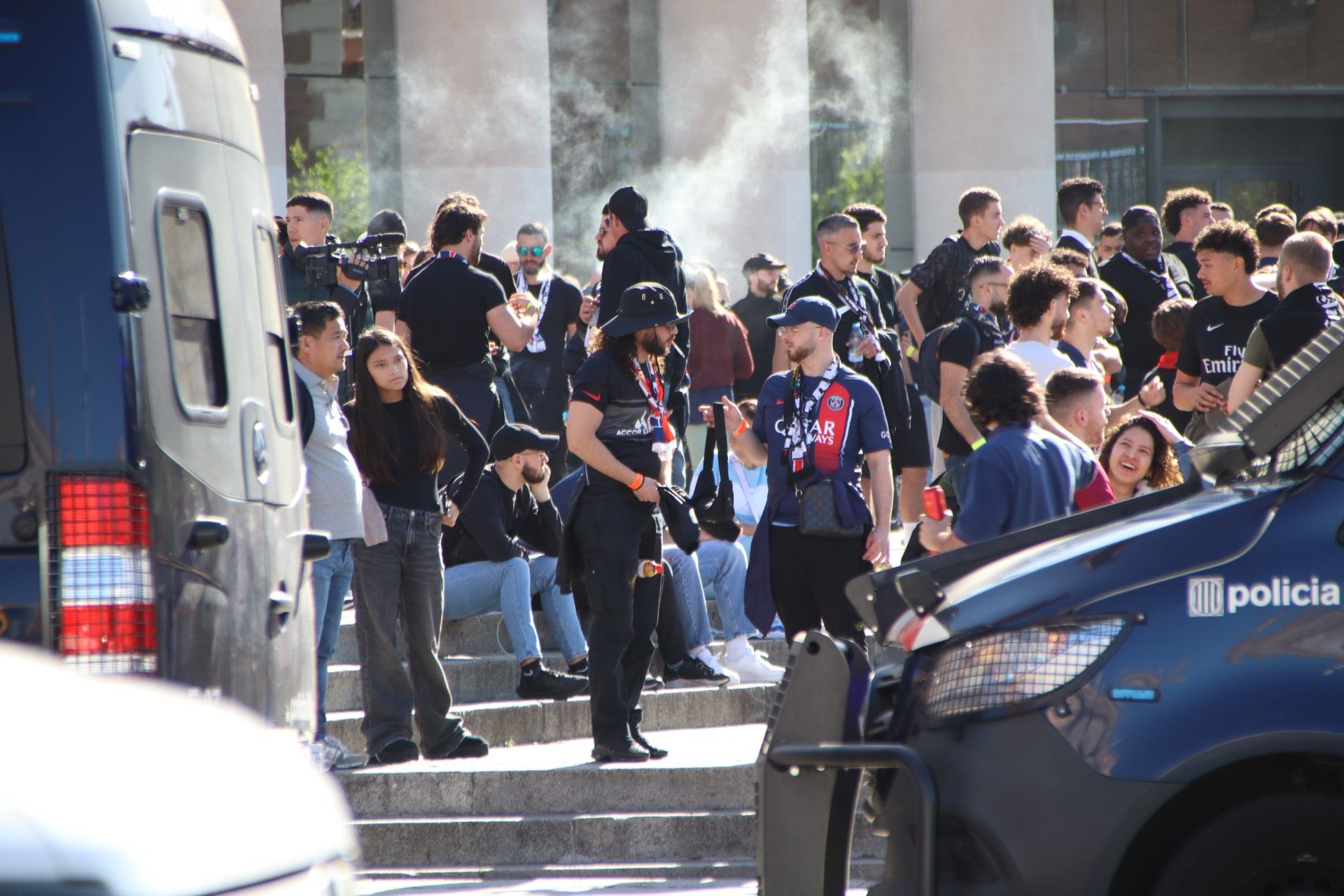 Els aficionats del PSG esperen a la plaça Espanya per pujar a Montjuïc