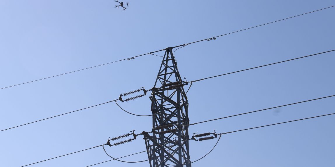 Un dron d'Endesa sobrevolant cablejat elèctric.