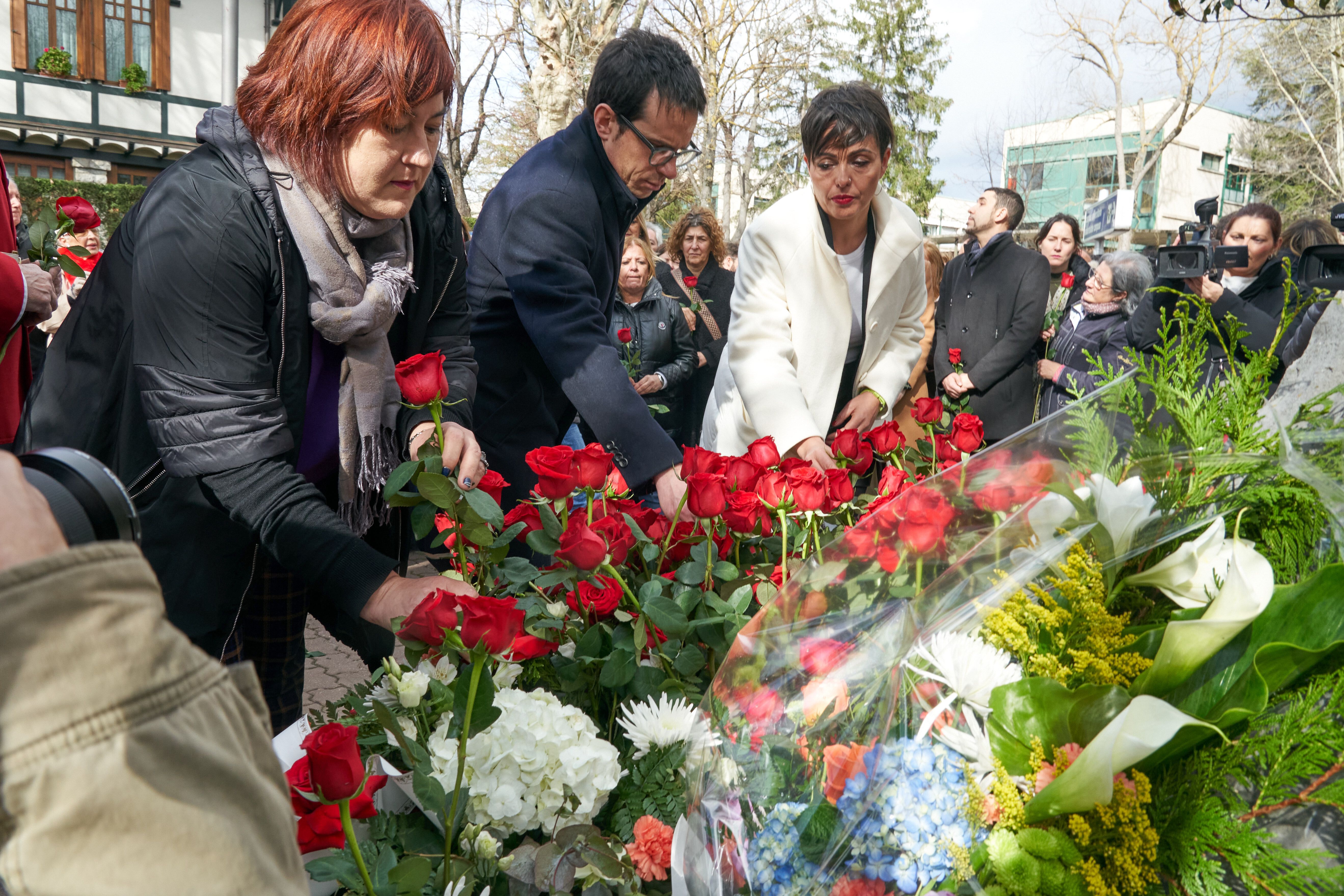 El candidat de Bildu, Pello Otxandiano, fa una ofrena floral en record del dirigent socialista Fermando Buesa, assassinat per ETA junt a un escorta.