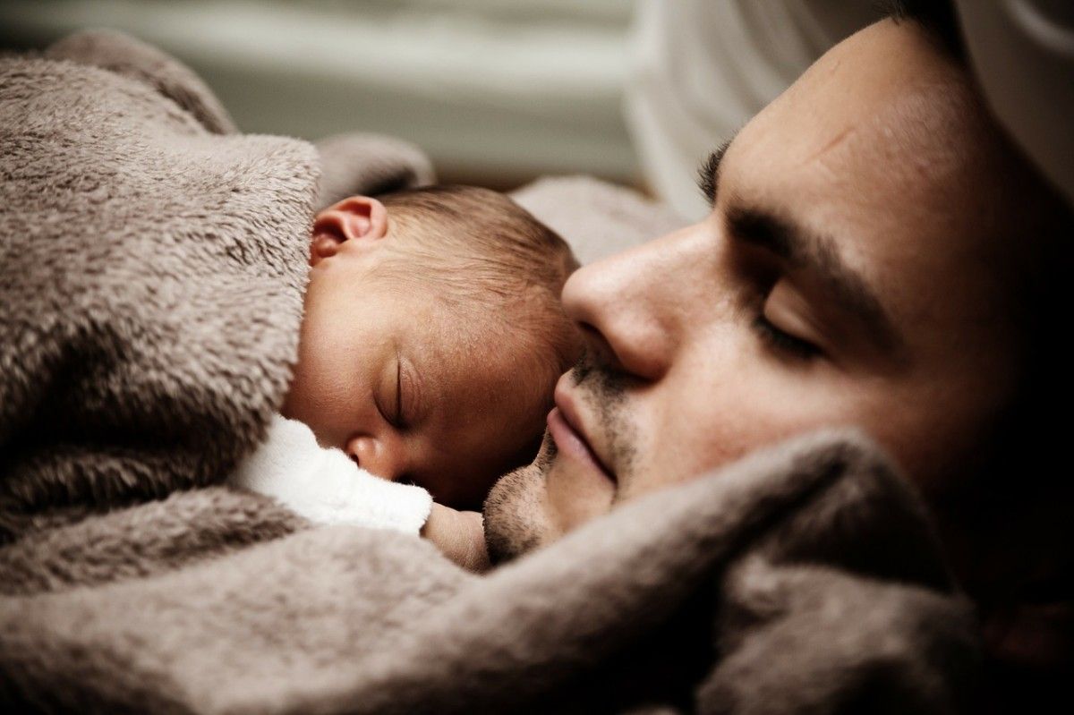 Un estudi apunta que la paternitat s'està maternitzant