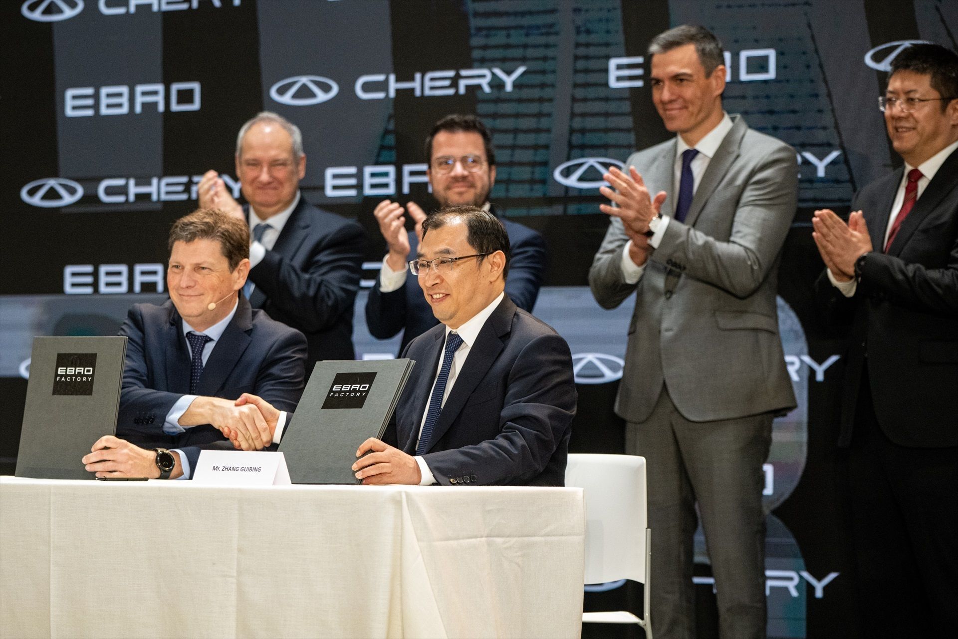 El moment en què Ebro i Chery signen l'acord per produir cotxes elèctrics a l'antiga fàbrica de Nissan a Barcelona