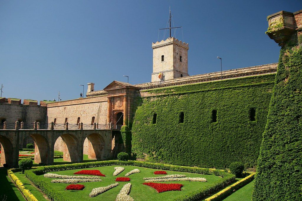 La torre del Castell de Montjuïc des d'on es va calcular el metre