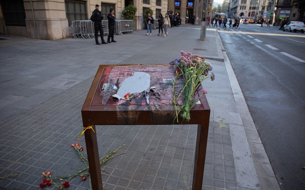 Placa de memòria a la Via Laietana de Barcelona.