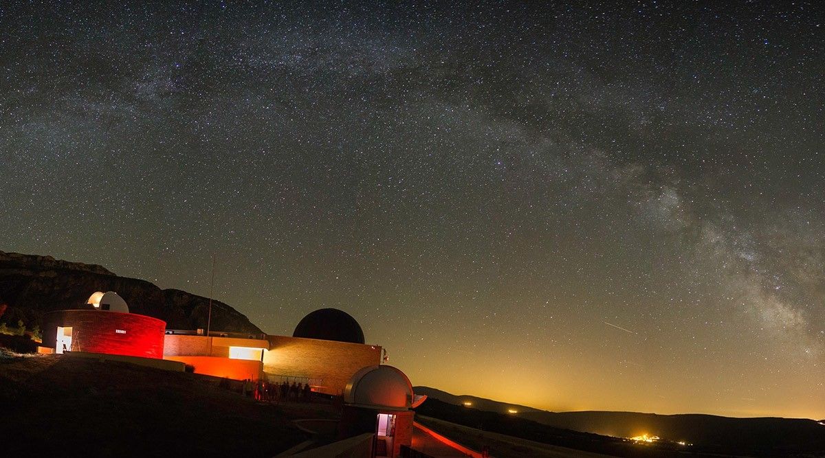 El Centre d'Observació de l'Univers, a Àger, de nit.
