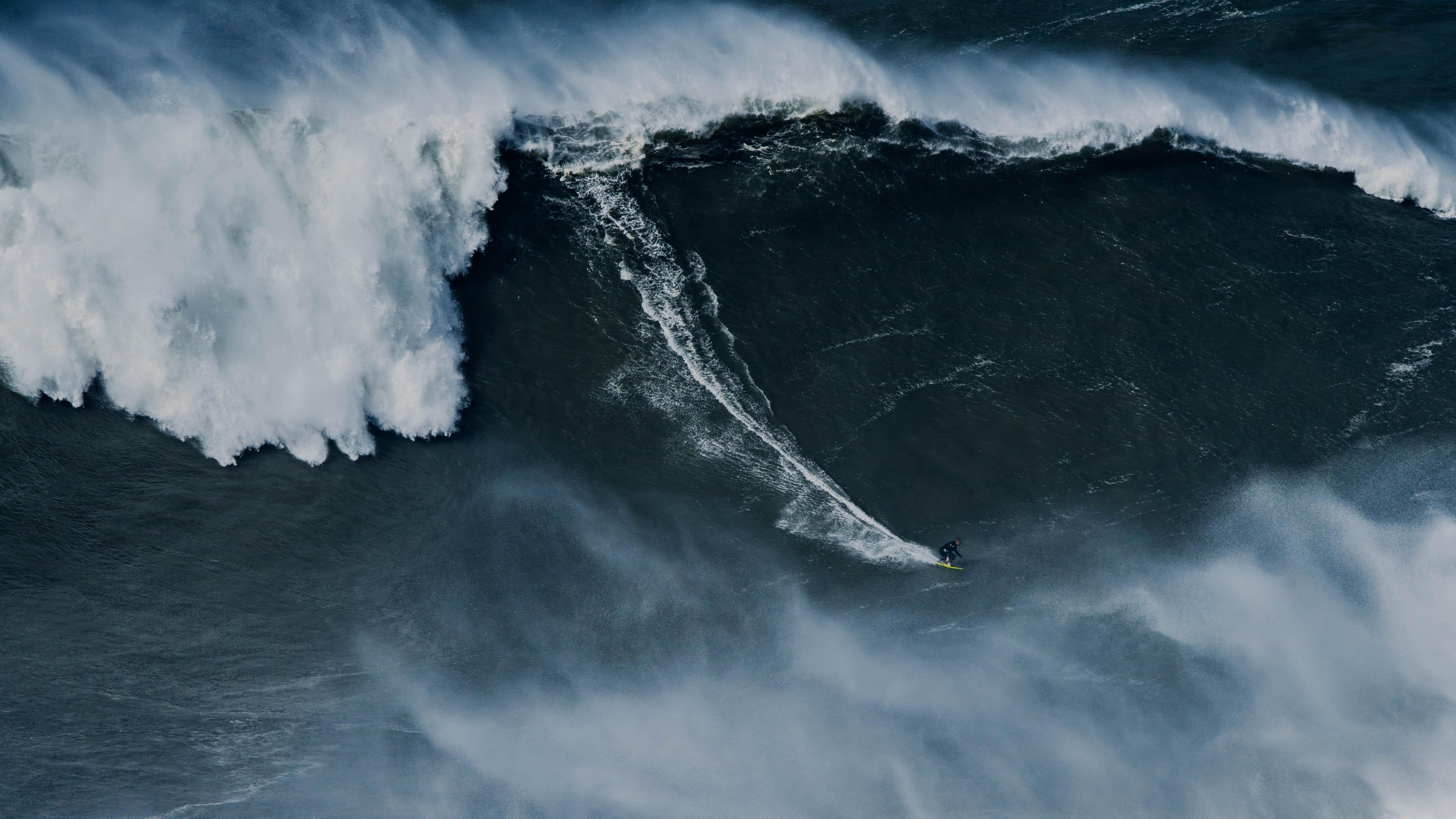 Sebastian Steudner surfejant l'onada de més de 28 metres