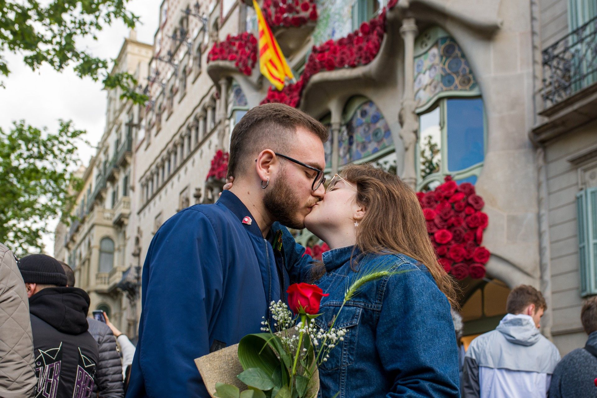 Una parella es fa un petó per Sant Jordi