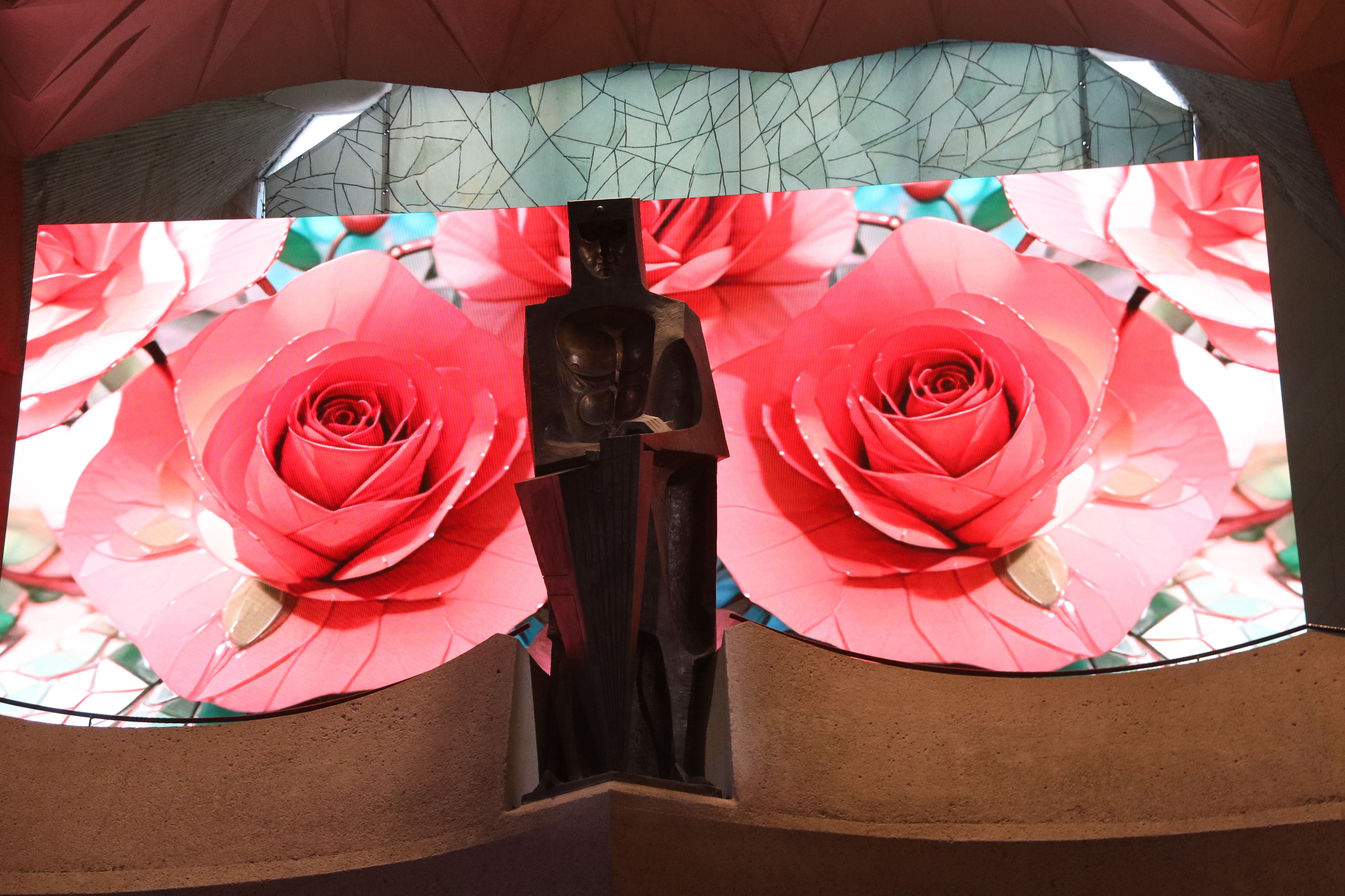 Roses digitals de Sant Jordi a la basílica de la Sagrada Família