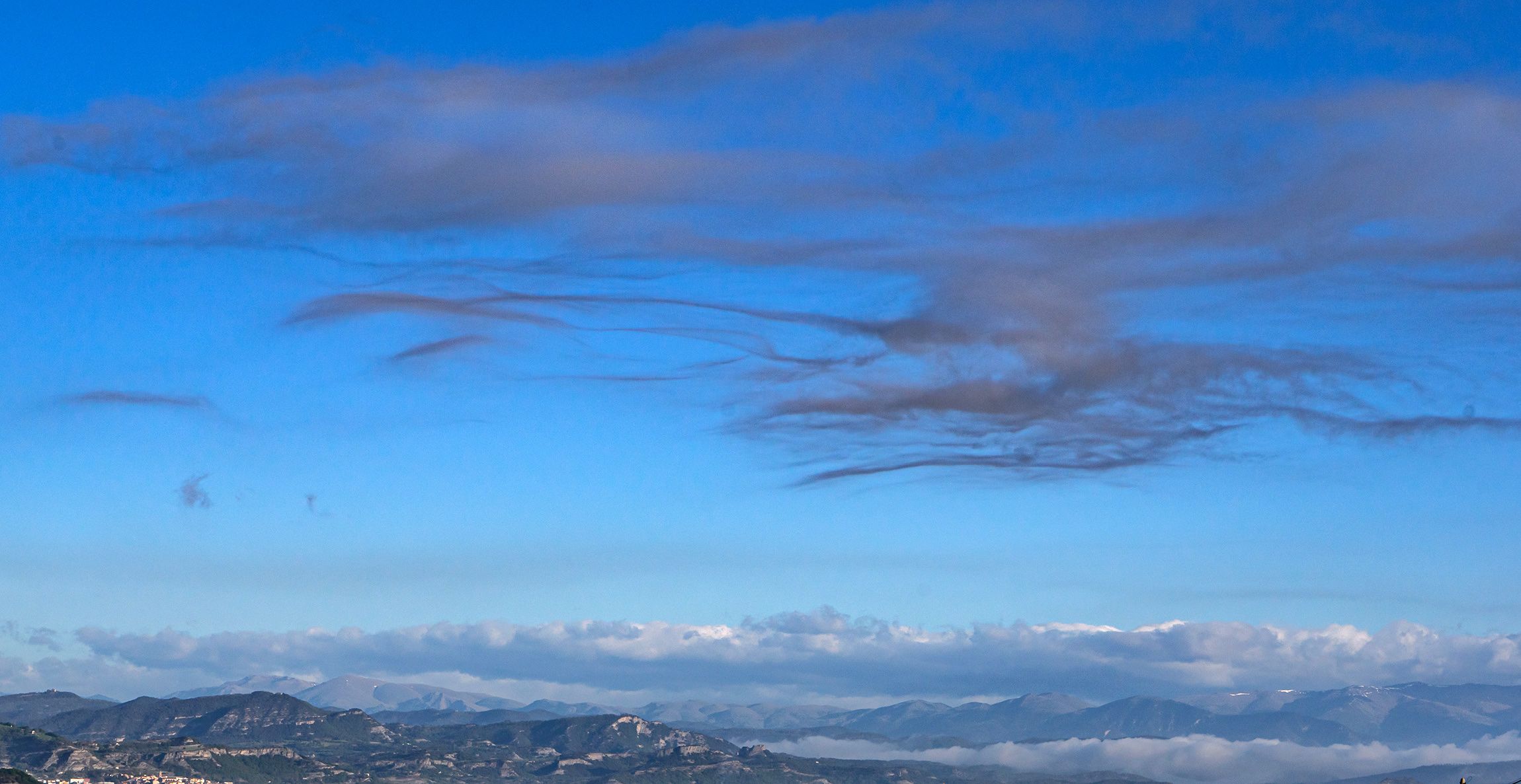 Boires altes i núvols fantasma al pantà de Sau, des de Tavèrnoles (Osona).