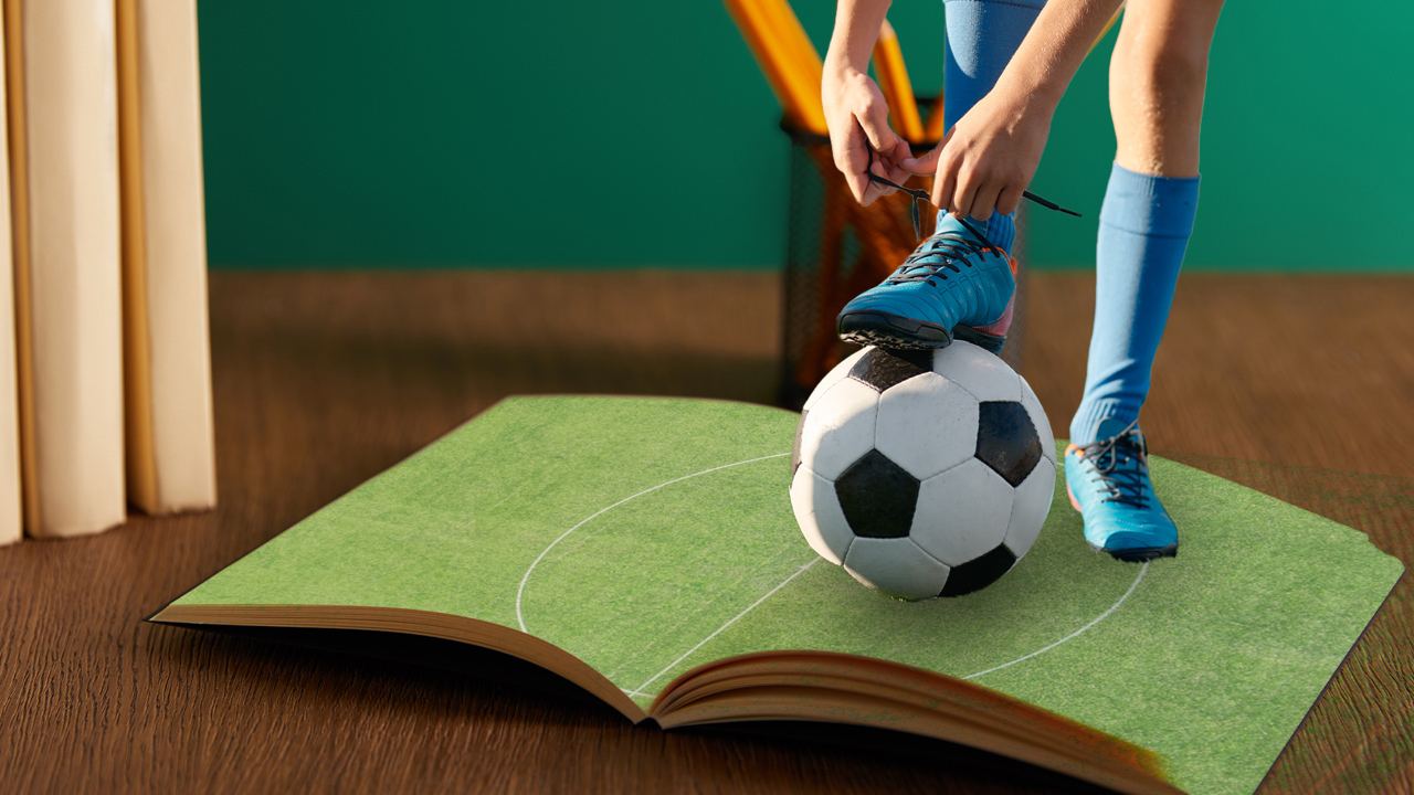 Una selecció de 14 llibres amb temàtica futbolística