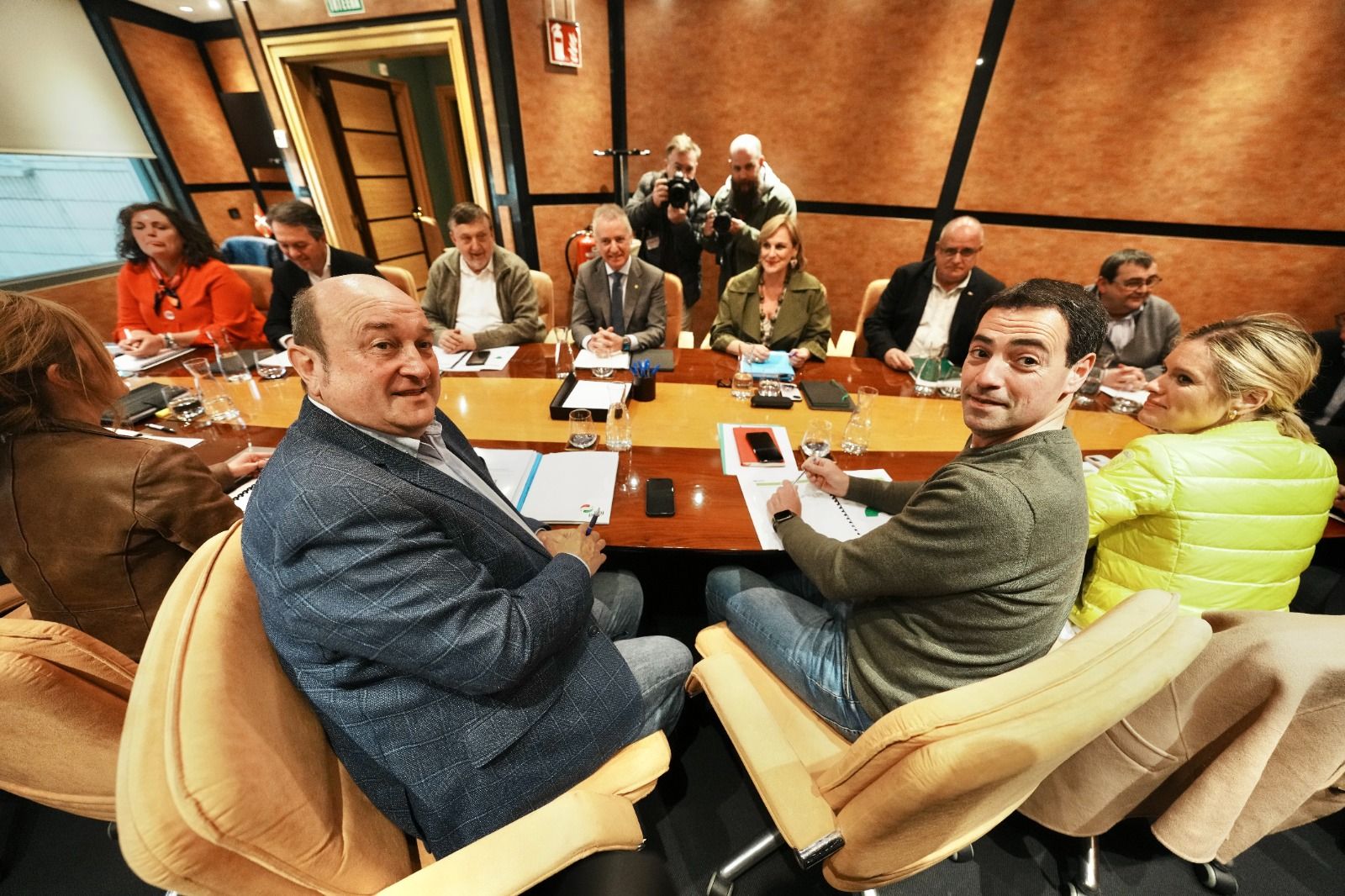 Andoni Ortuzar, Imanol Pradales i la cúpula del PNB en la reunió de l'Euskadi Buru Batzar aquest dilluns.
