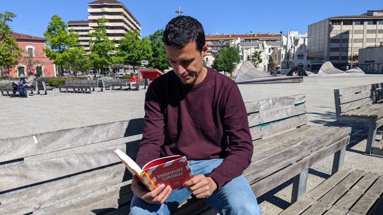 El director de l'Esportiu, Xevi Mascachs, fulleja el seu darrer llibre: «Endavant Girona» que glossa la dècada daurada del club