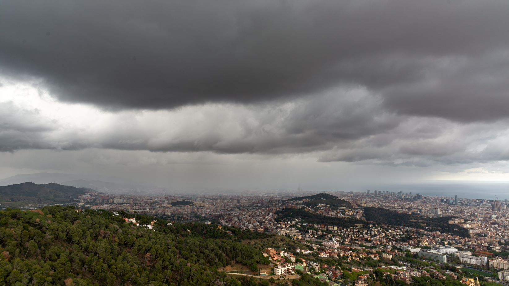 Nuclis tempestuosos al nord de Barcelona aquest dilluns, des de l'Observatori Fabra