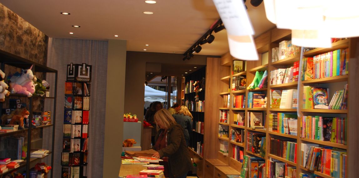 La llibreria Rubiralta del carrer del Born ha reobert completament renovada coincidint amb Sant Jordi