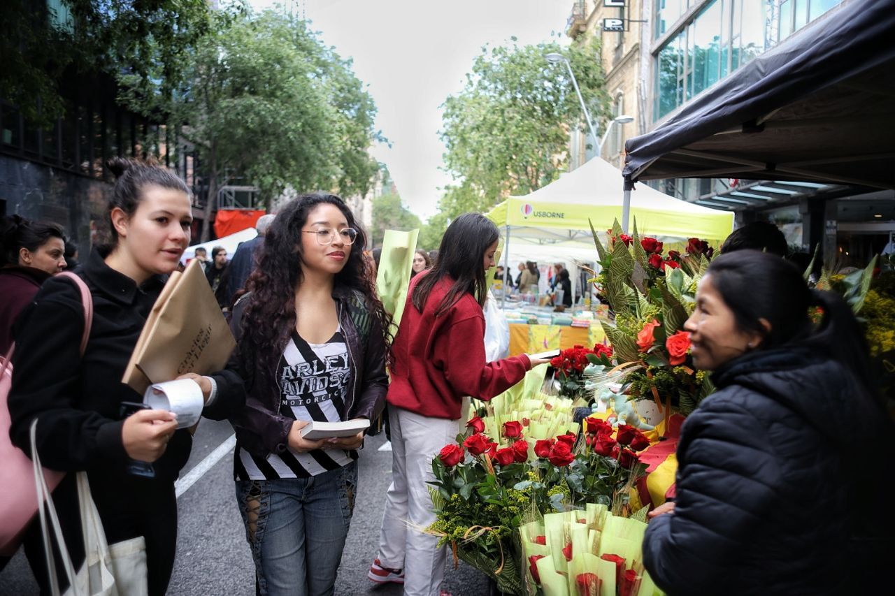 La gent compra roses per Sant Jordi a Barcelona
