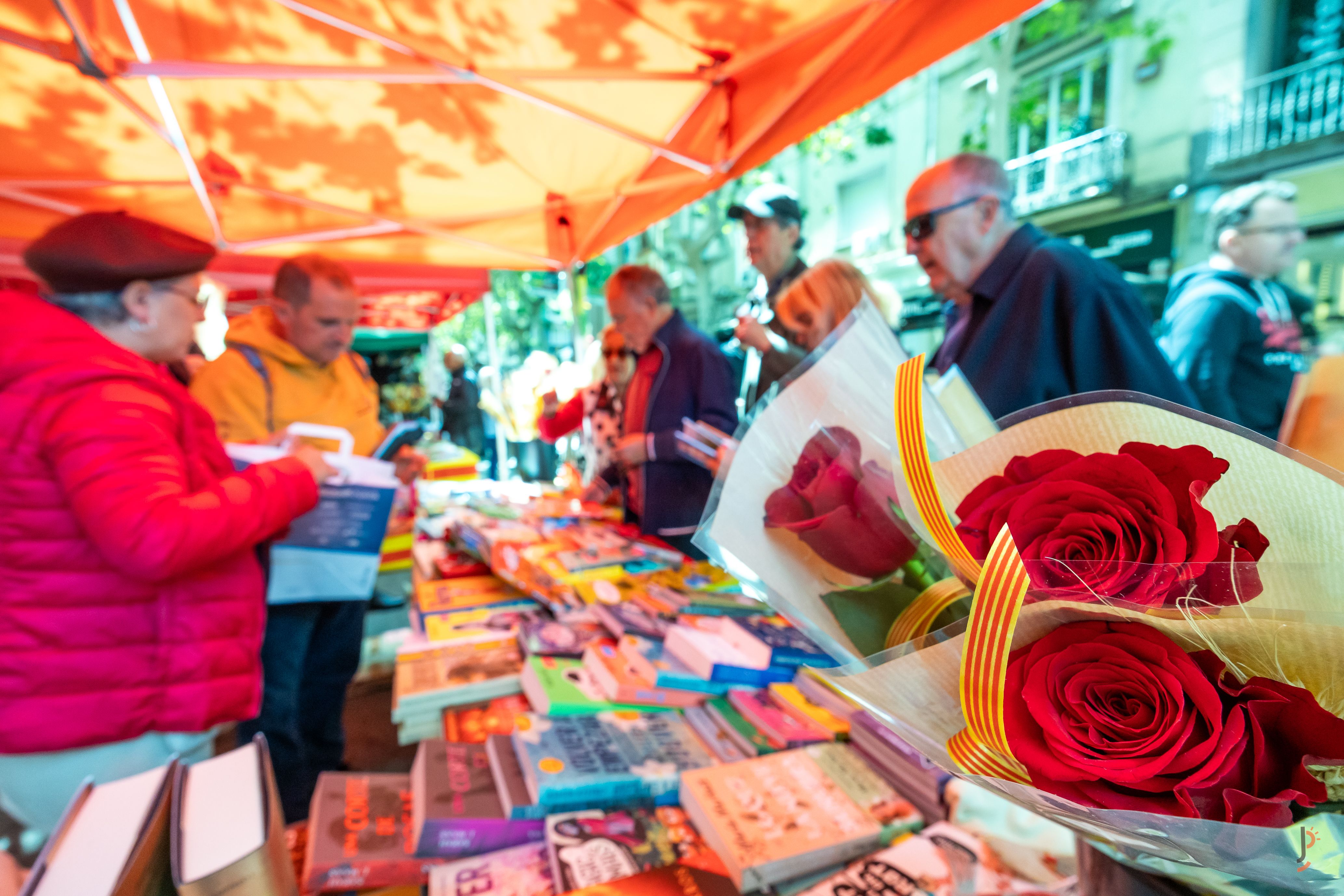 El Centre de Sabadell es va convertir en un formiguer de gent amb el llibre i la rosa de protagonistes