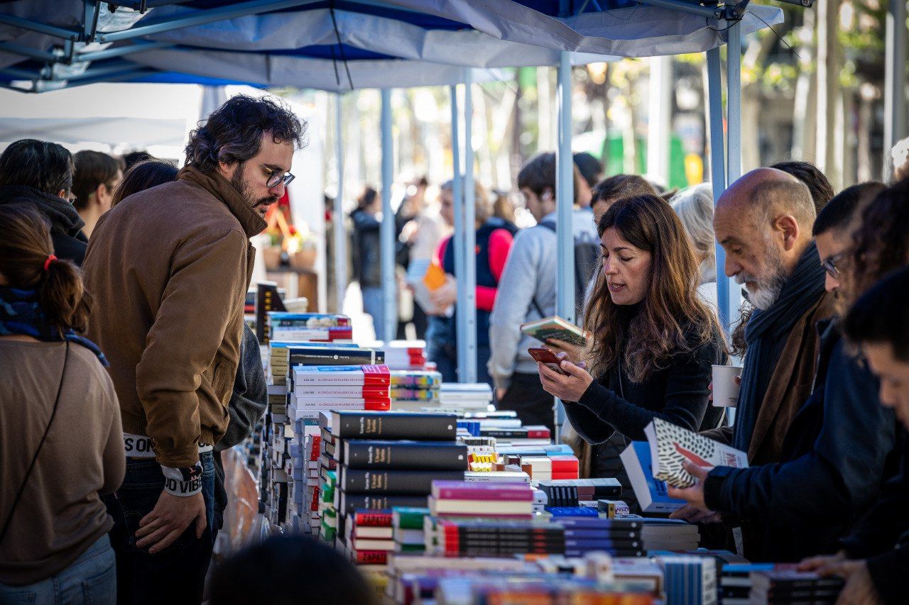 Una parada de llibres al Passeig de Gràcia per Sant Jordi