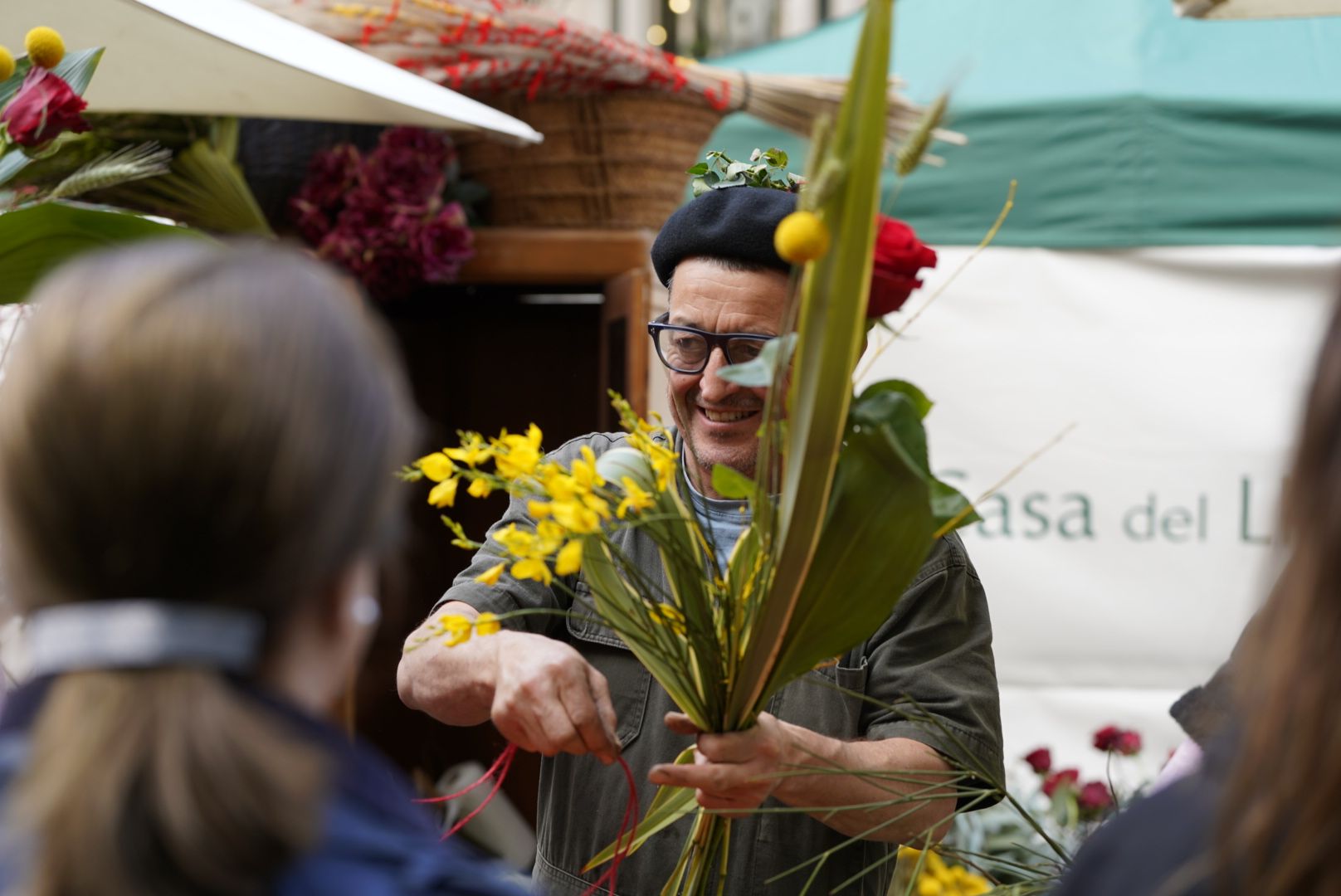 Un florista prepara roses a la superilla de Barcelona
