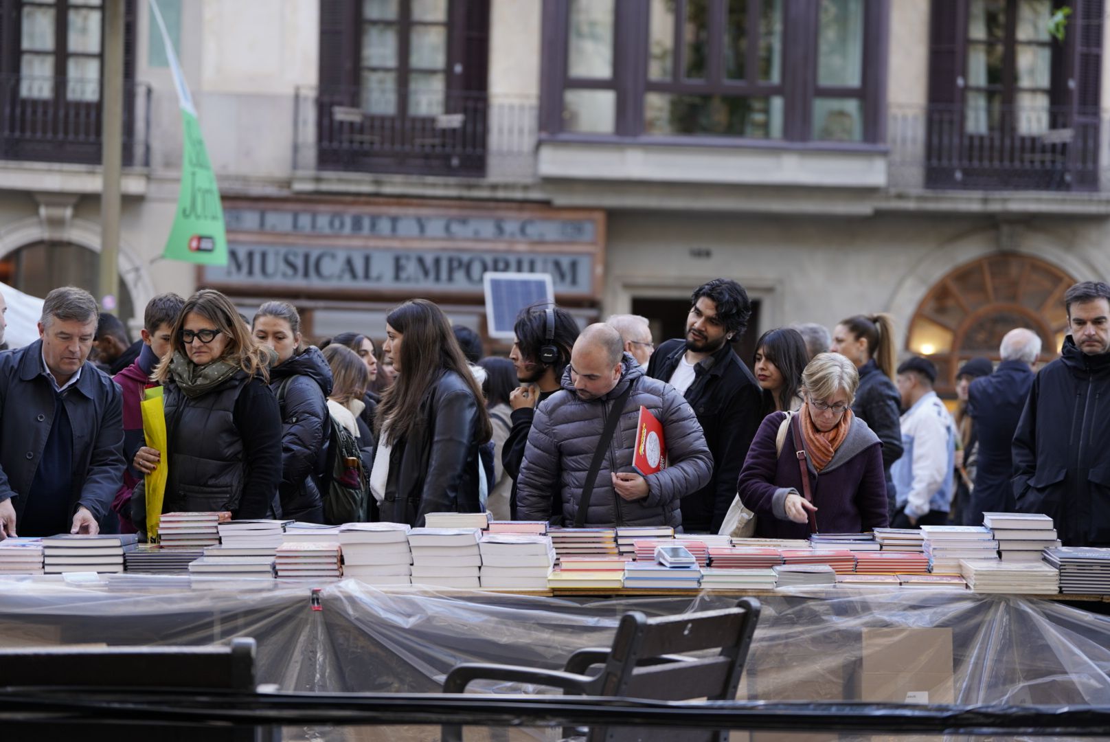 Gent remenant parades de llibres per Sant Jordi