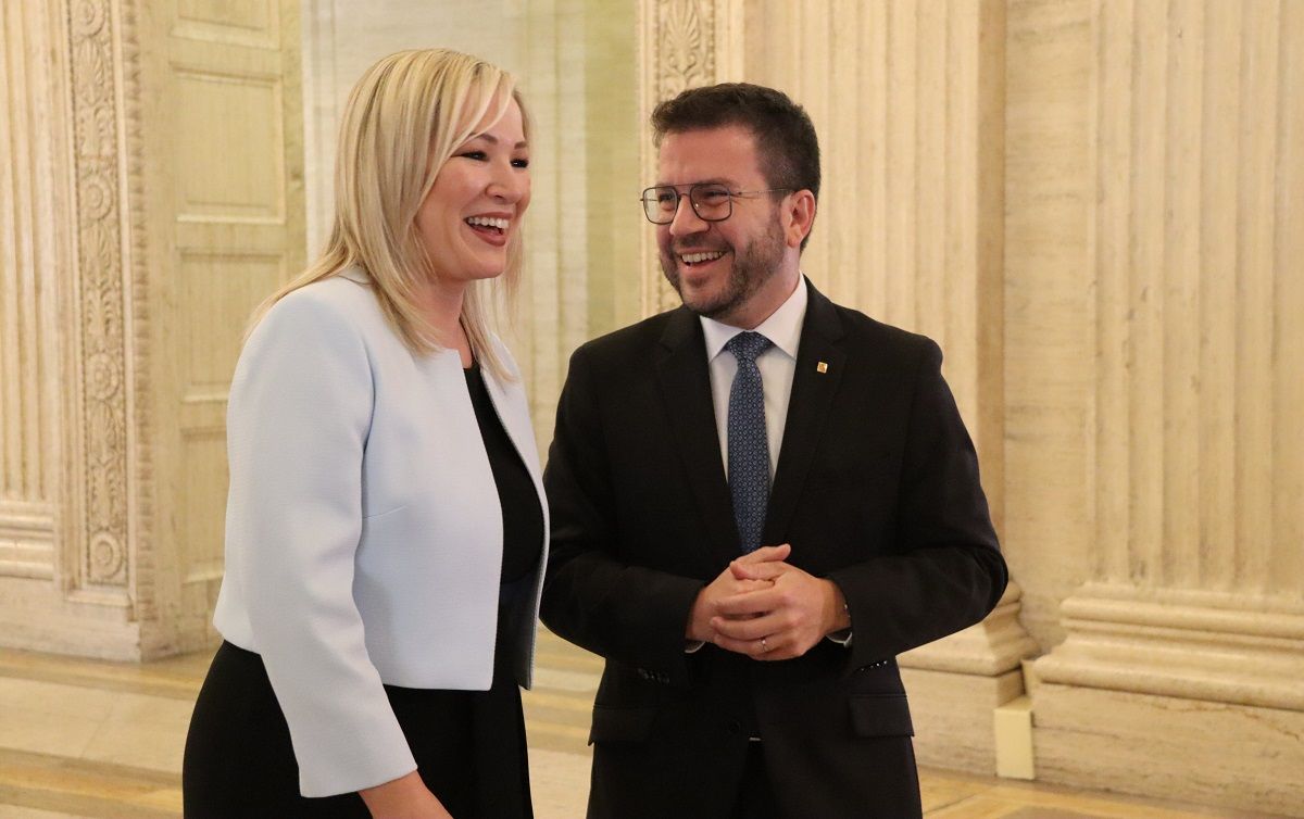 El president de la Generalitat, Pere Aragonès, amb la primera ministra d'Irlanda del Nord a Belfast
