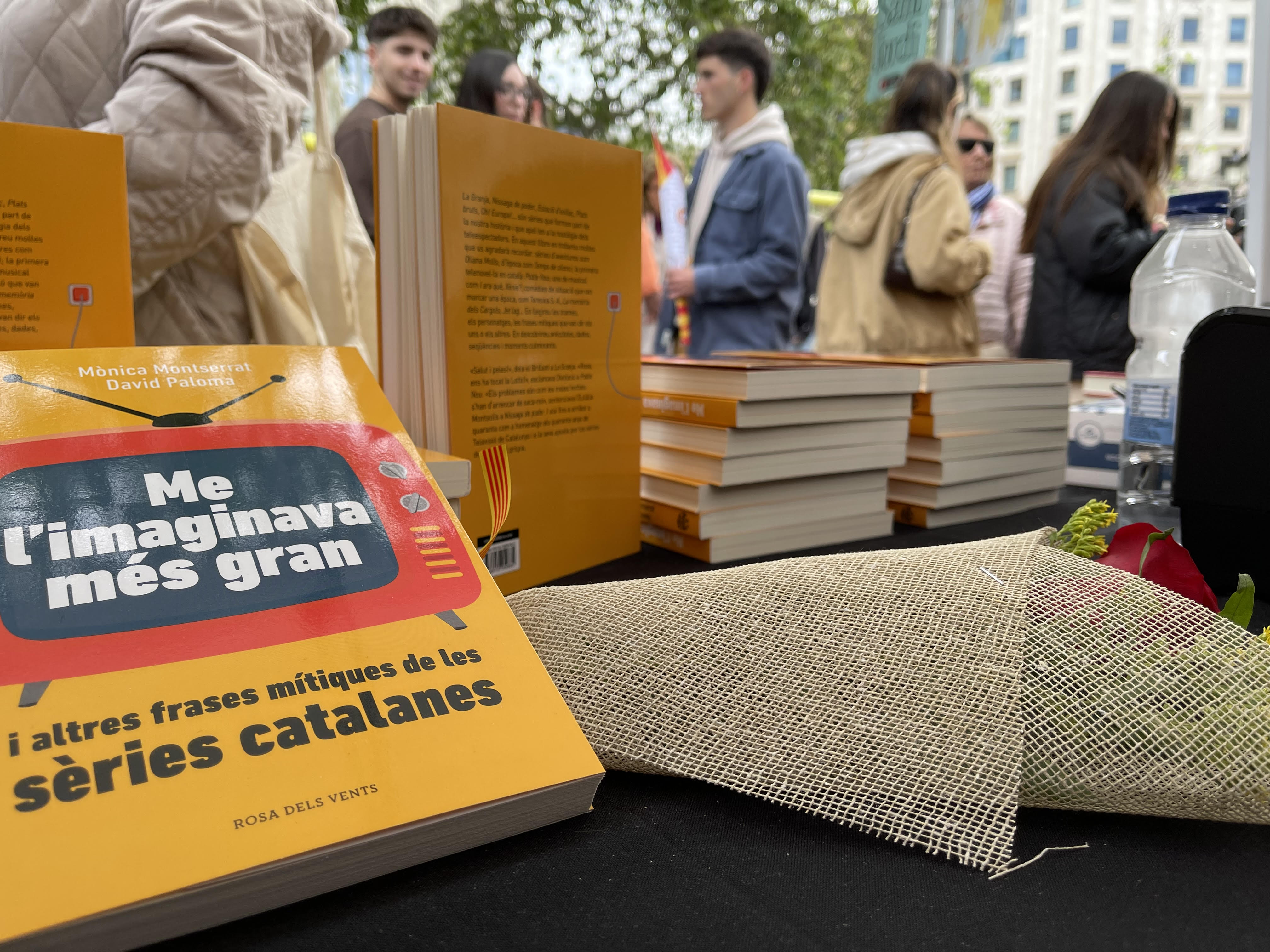 Signatura del llibre 'Me l'imaginava més gran' a Barcelona aquest Sant Jordi