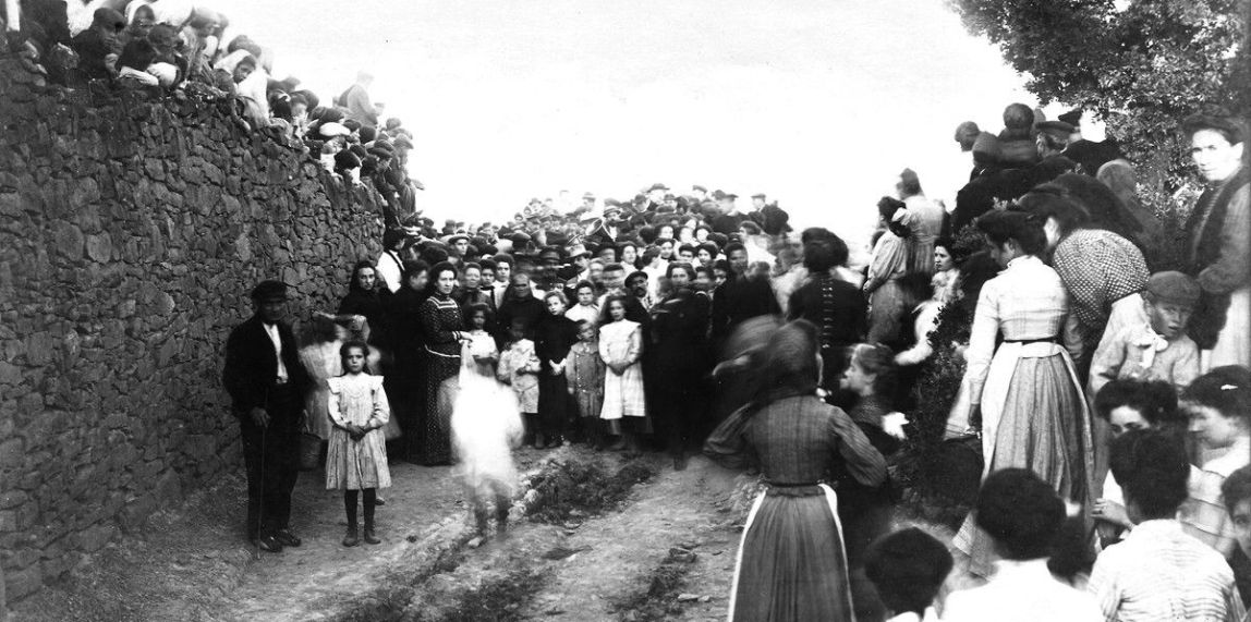Any 1910. Celebració del 1r centenari de la batalla de Sant Quintí. Col·locació i benedicció del pedró dels Francesos 