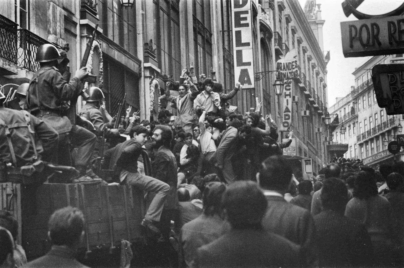 Els soldats i el poble confraternitzen als carrers de Lisboa durant la Revolució dels Clavells del 25 d’abril de 1974