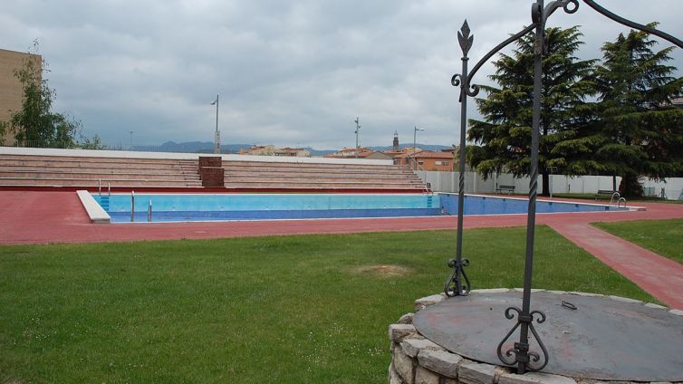 La piscina municipal exterior de Manlleu buida.