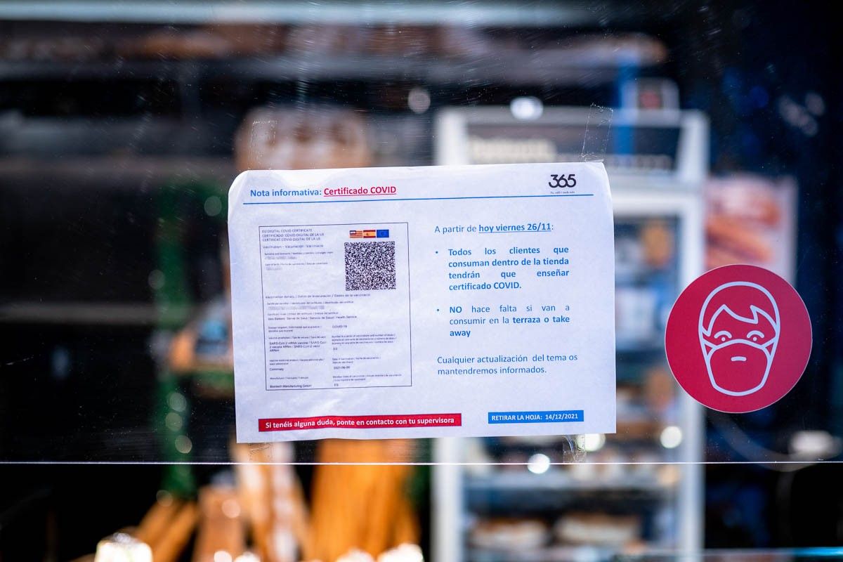 Validació del certificat Covid a l'entrada d'una cafeteria de Barcelona.