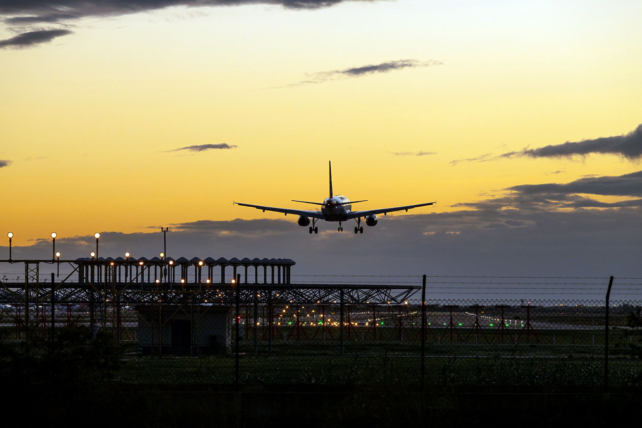 Un avió aterra en l'aeroport del Prat a Barcelona
