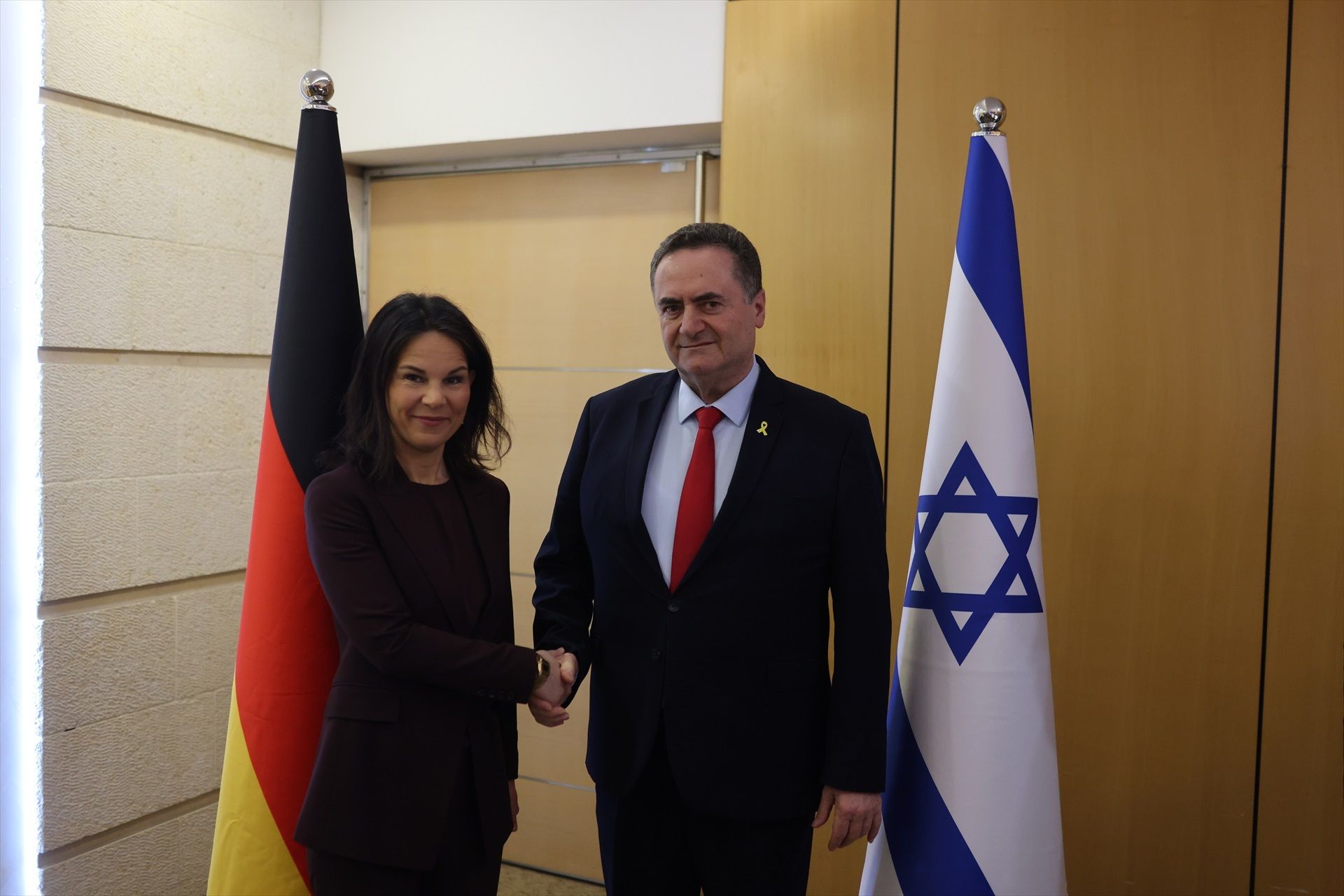 Israel Katz, ministre d'Exteriors israelià, amb el llaç groc a la solapa