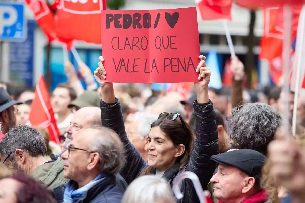 Manifestació davant la seu de Ferraz en suport de Sánchez