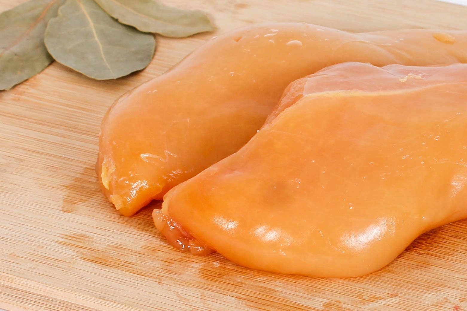 Pit de pollastre cru, un dels aliments que poden causar salmonel·losi