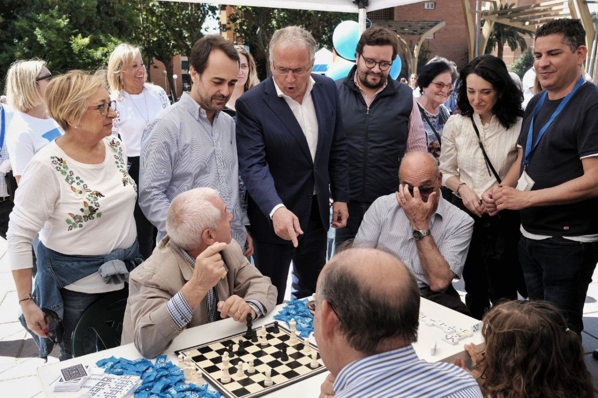 Bou contemplant una partida d'escacs a la festa de la família del PP.