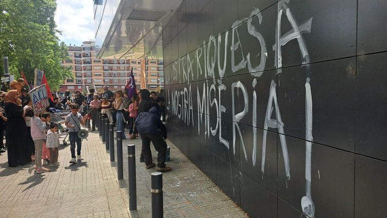 Pintada al Mercadona durant la manifestació del Primer de Maig