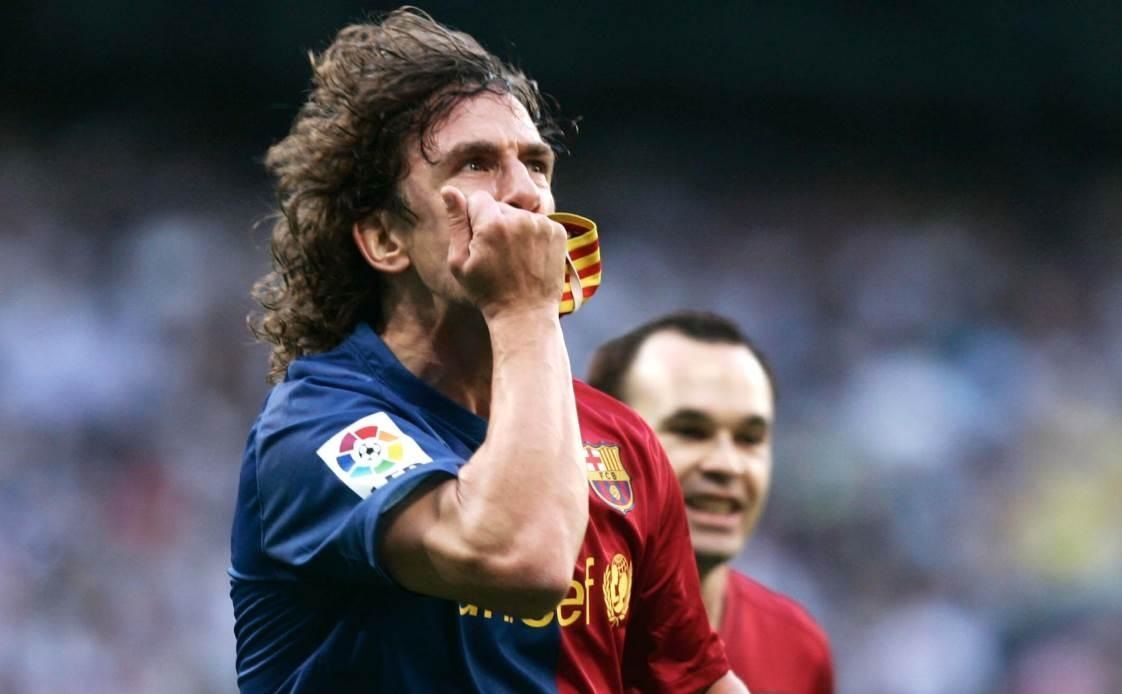 Carles Puyol fa un petó al braçalet de capità en el Madrid 2-6 Barça
