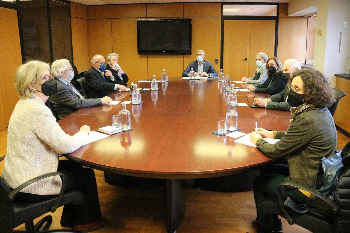 El conseller d'Educació, Josep González-Cambray, reunit amb vuit exconsellers del departament