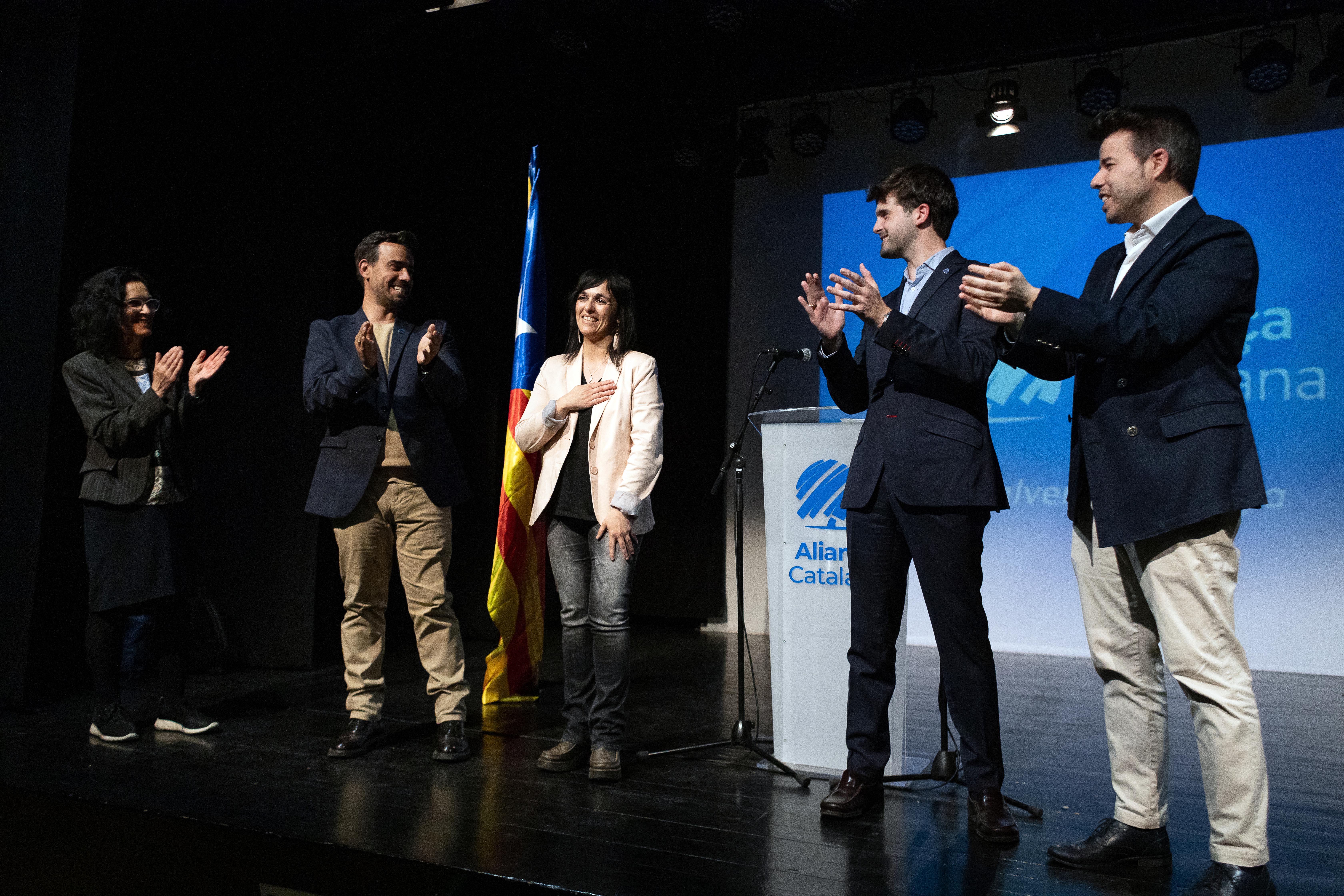 Sílvia Orriols, aplaudida per candidats d'Aliança Catalana, en un míting del 12-M a Barcelona