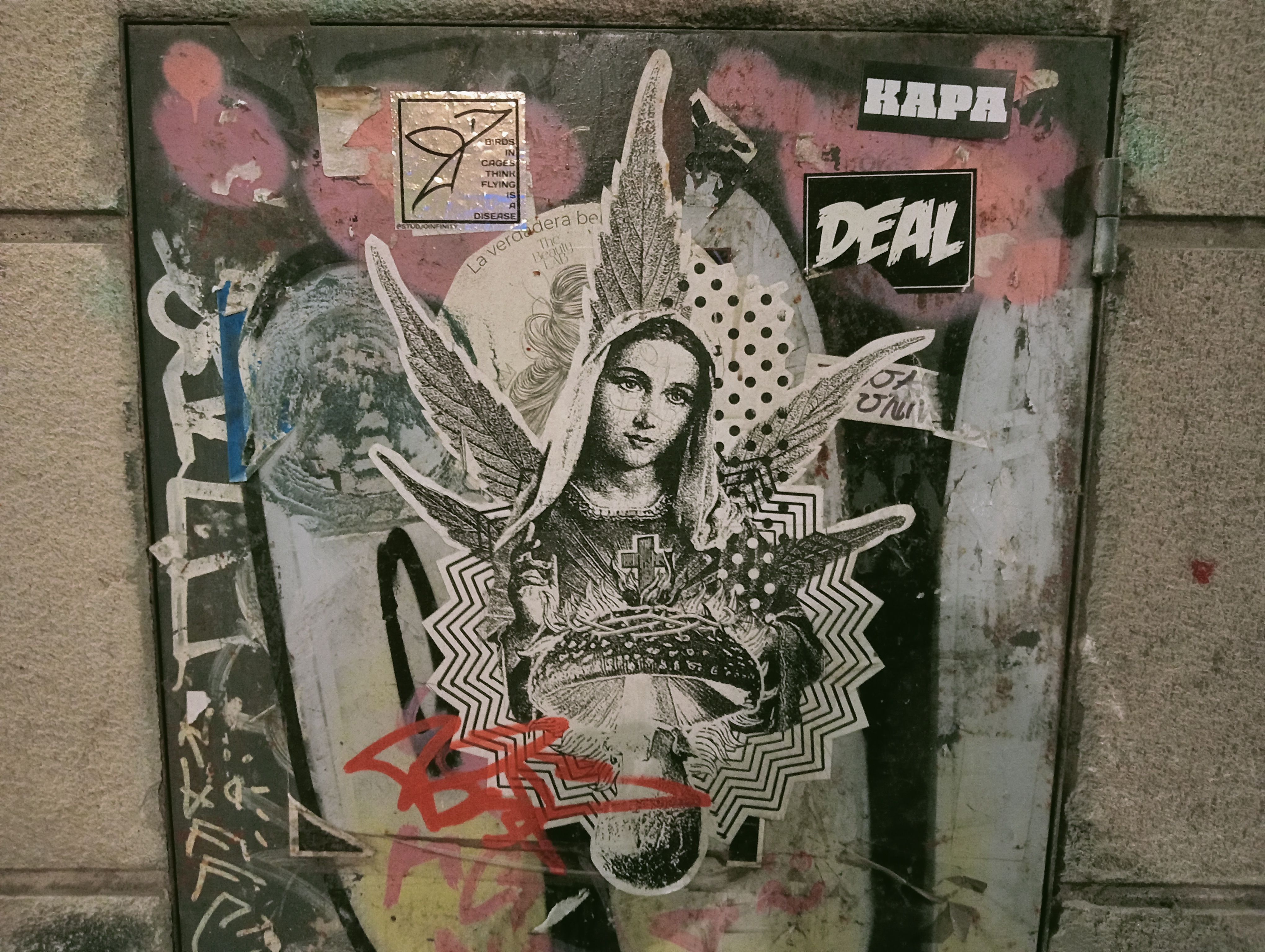 Verge dels Fongs grafitejada en un carreró del barri de Sant Pere de Barcelona