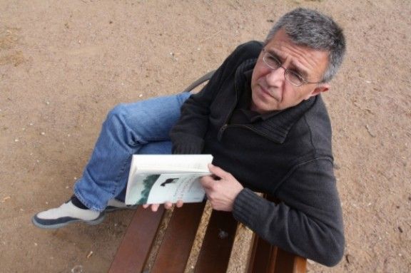 Xavier Cortadellas, a la Bisbal, fullejant la seva primera novel·l