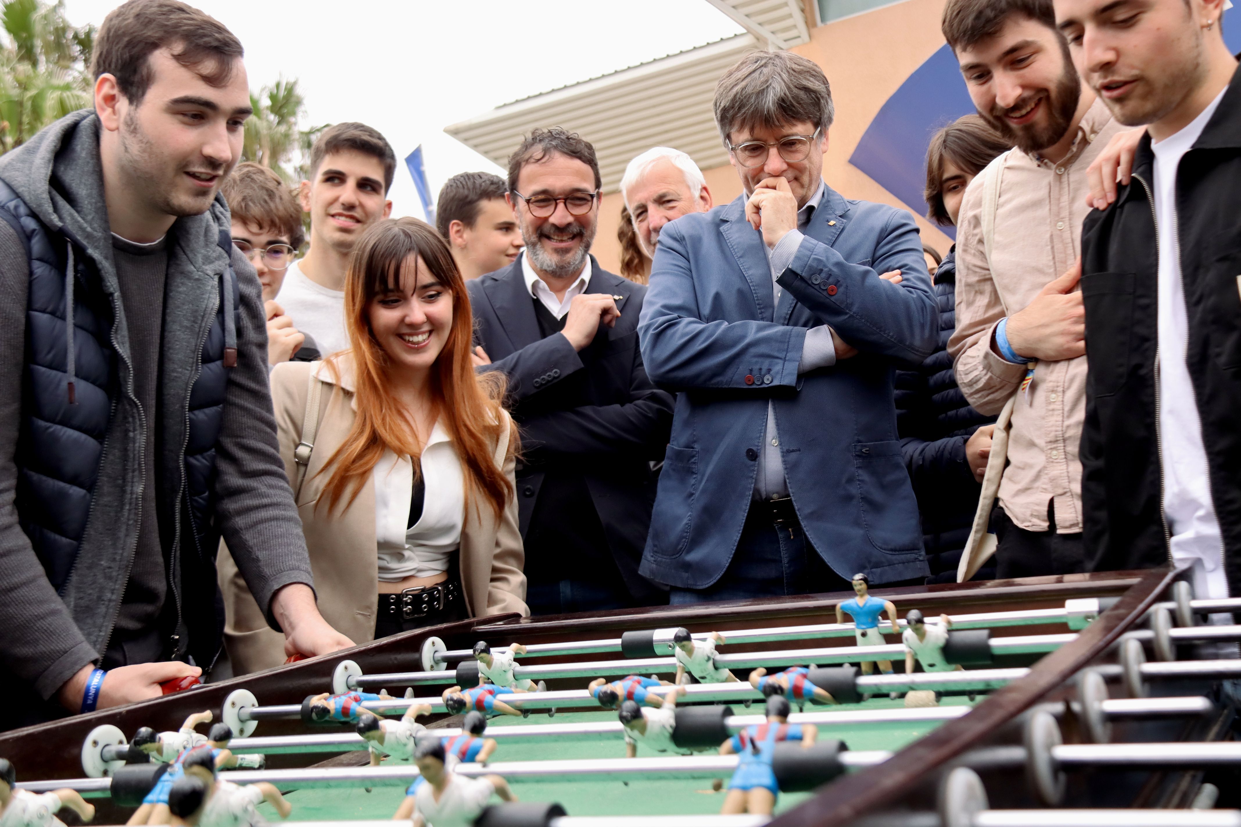 Carles Puigdemont observa una partida de futbolí amb membres de la JNC a Argelers.