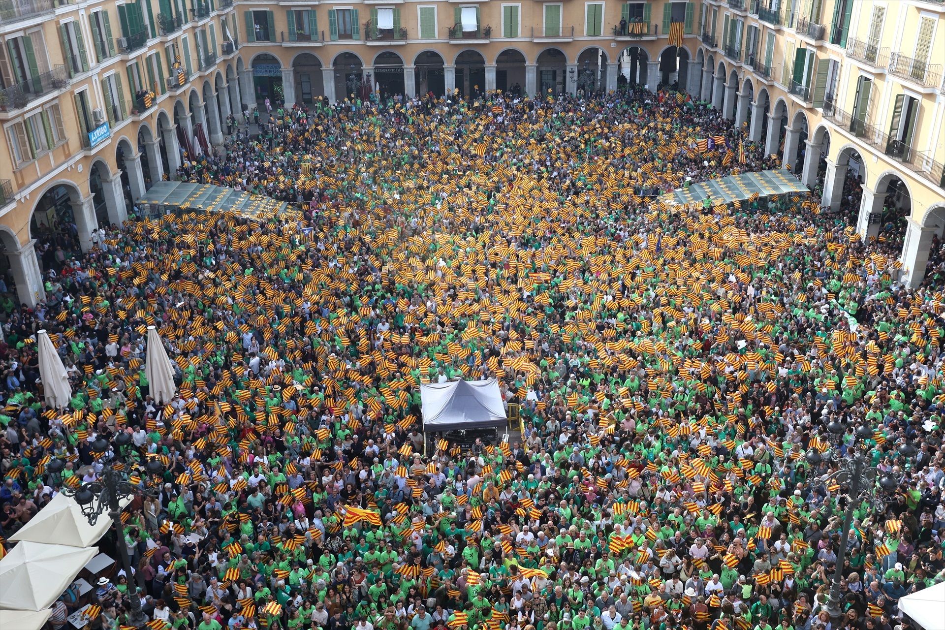 La concentració en defensa de la Llengua ha desbordat la plaça Major de Palma