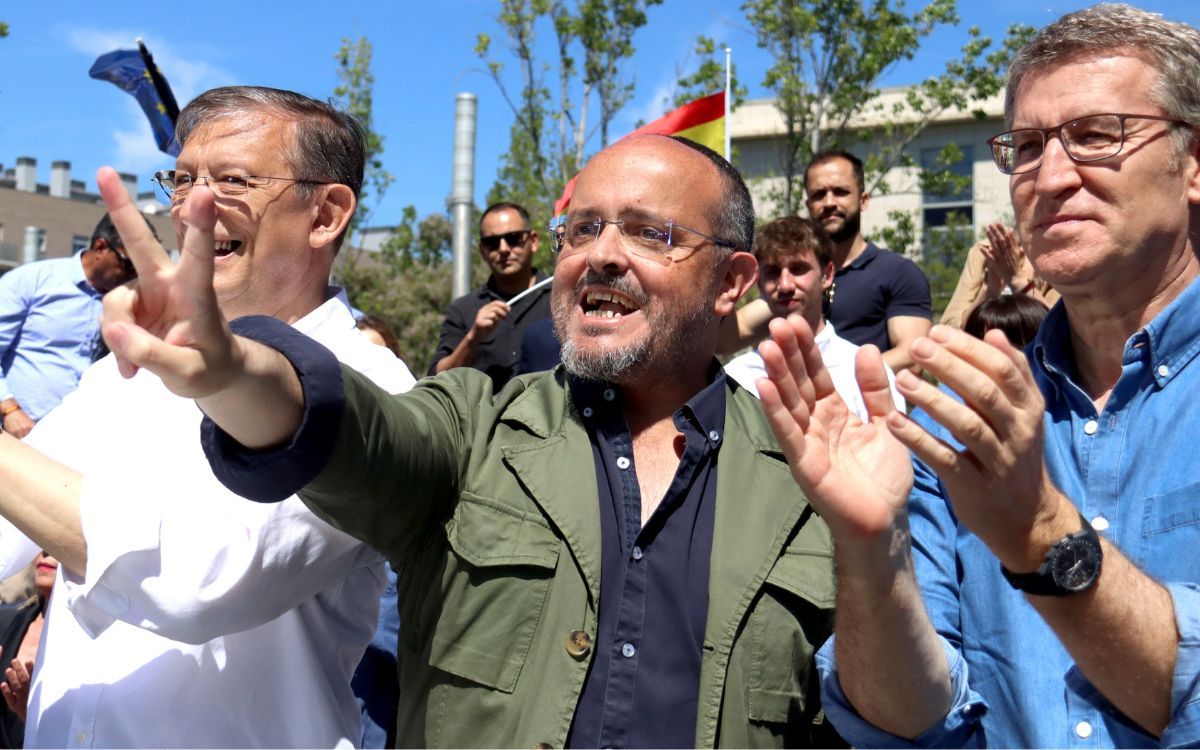 Alejandro Fernández amb Feijóo en un míting a Salou, diumenge passat.